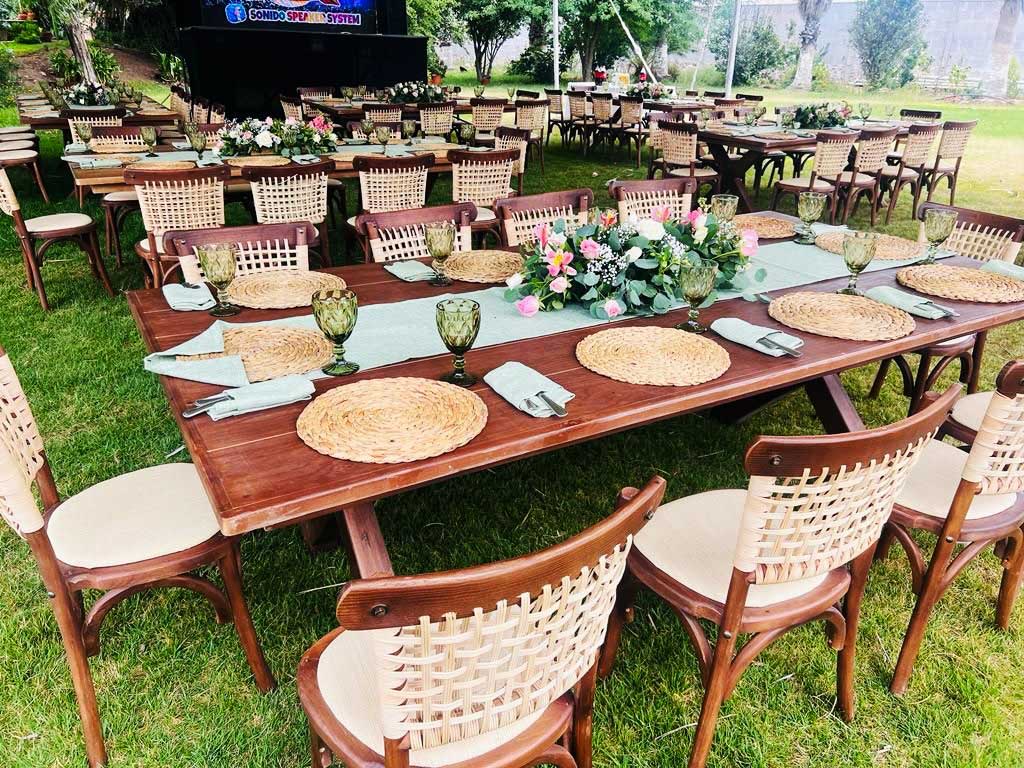 Mesa rustica bajo carpa para celebracion
