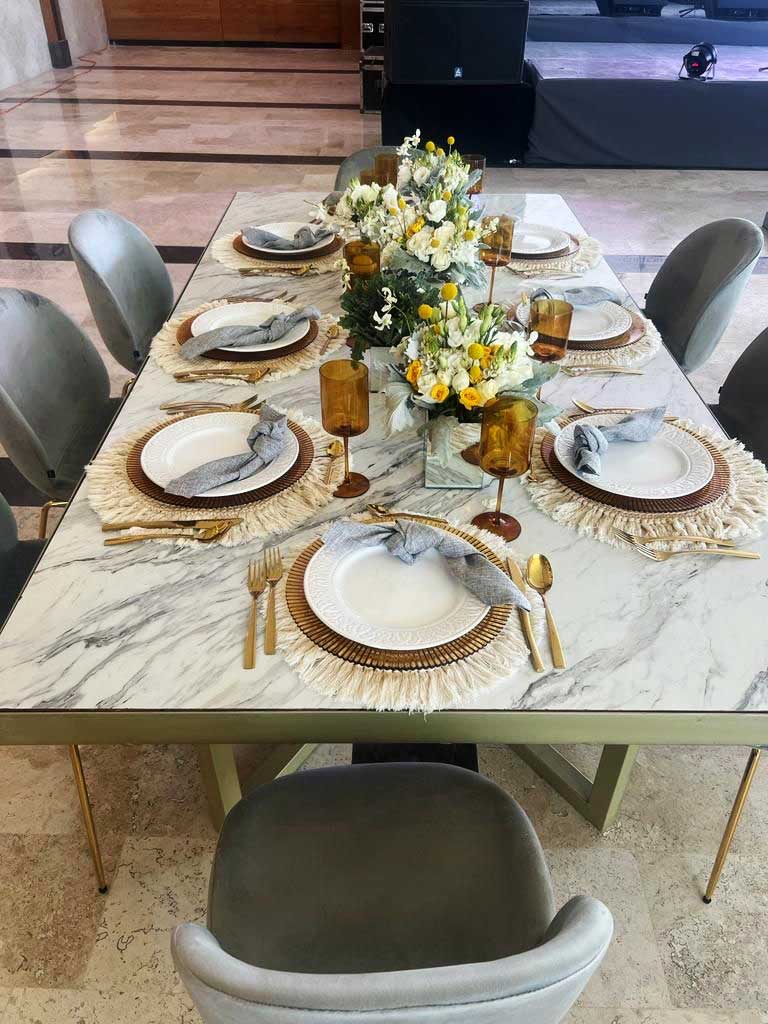 Mesa decorada para celebracion