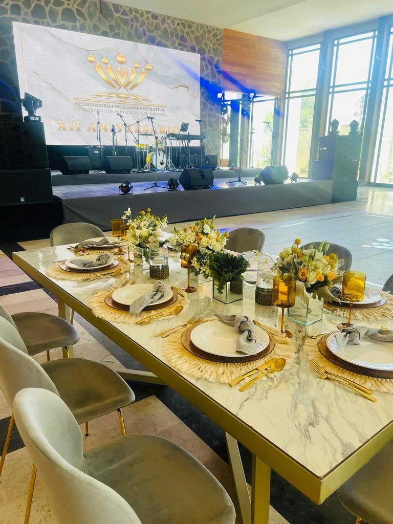Mesa con vajilla y cubiertos dorados