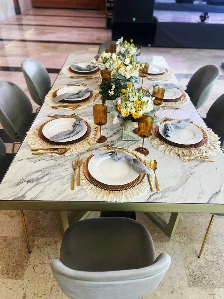 Montaje dorado para evento social