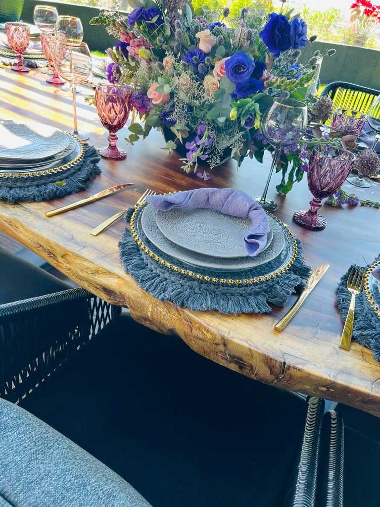 Mesa con arreglo floral colorido
