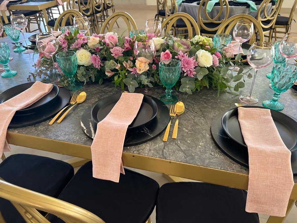 Detalle de plato y arreglo floral