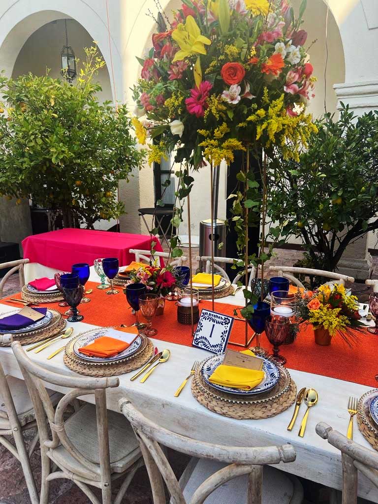Mesa de folclore con camino naranja