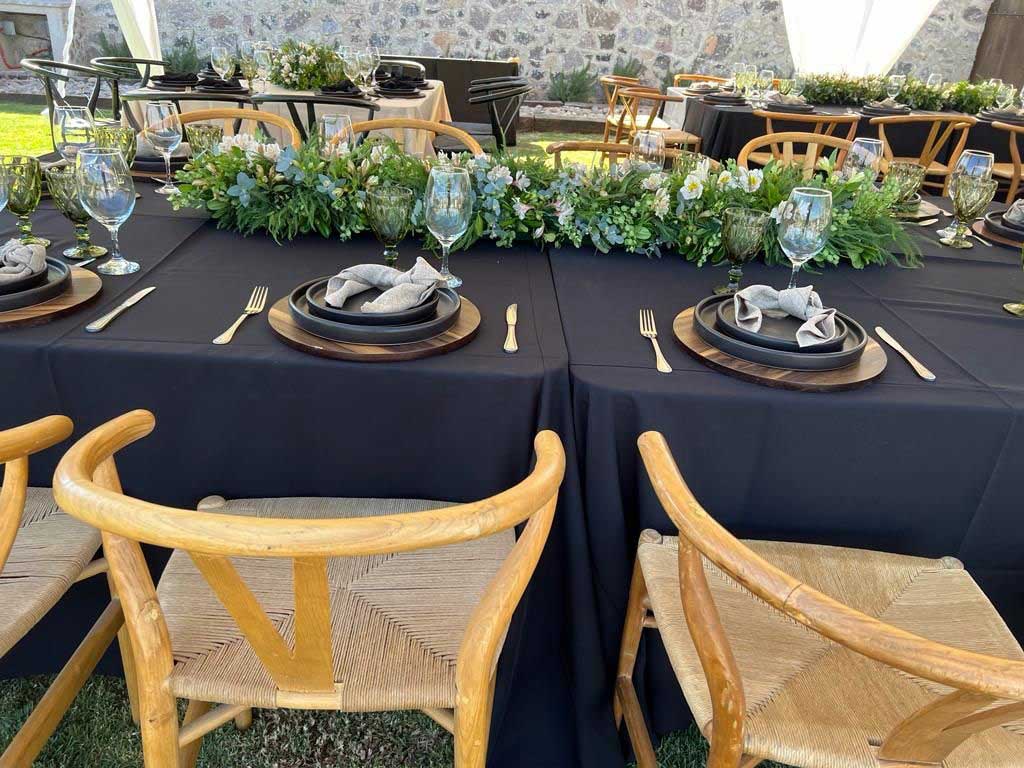 Mesa jardin escandinavo con vajilla negra
