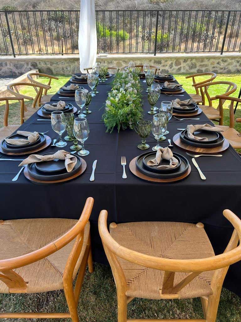 Jardin escandinavo con mesa larga