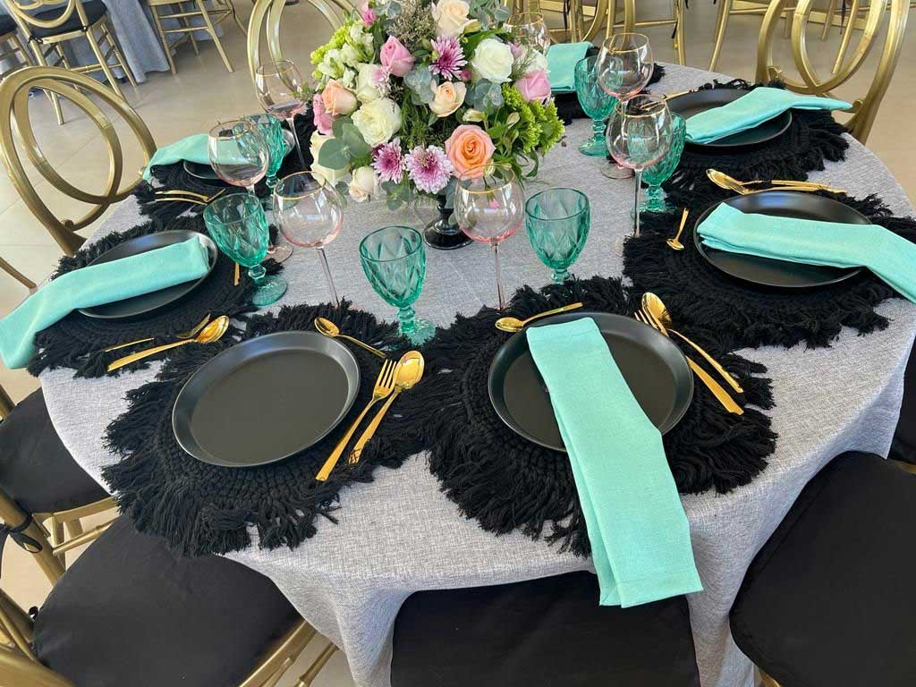 Mesa con servilletas color menta