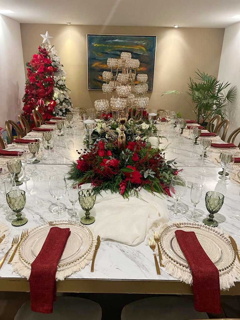 Montaje navideno con mesa blanca
