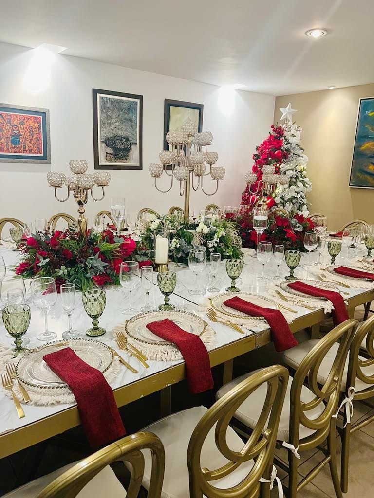 Mesa navidena con detalles rojos