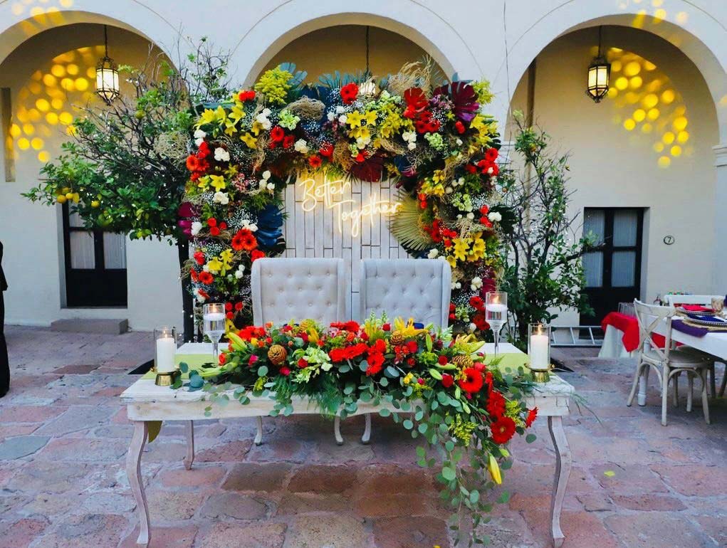 Mesa de novios con flores coloridas