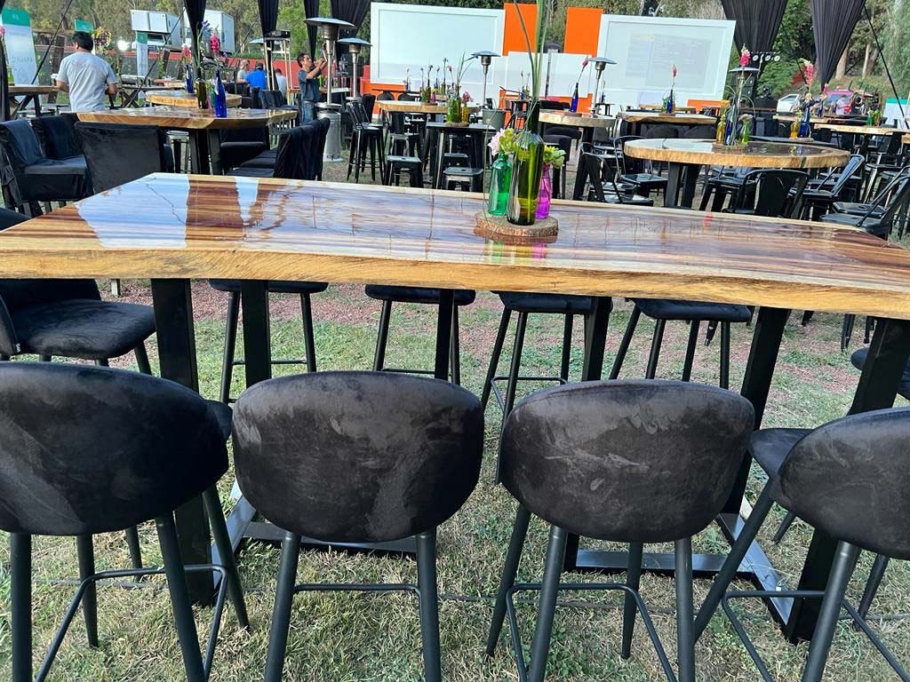 Mesa periquera con sillas negras
