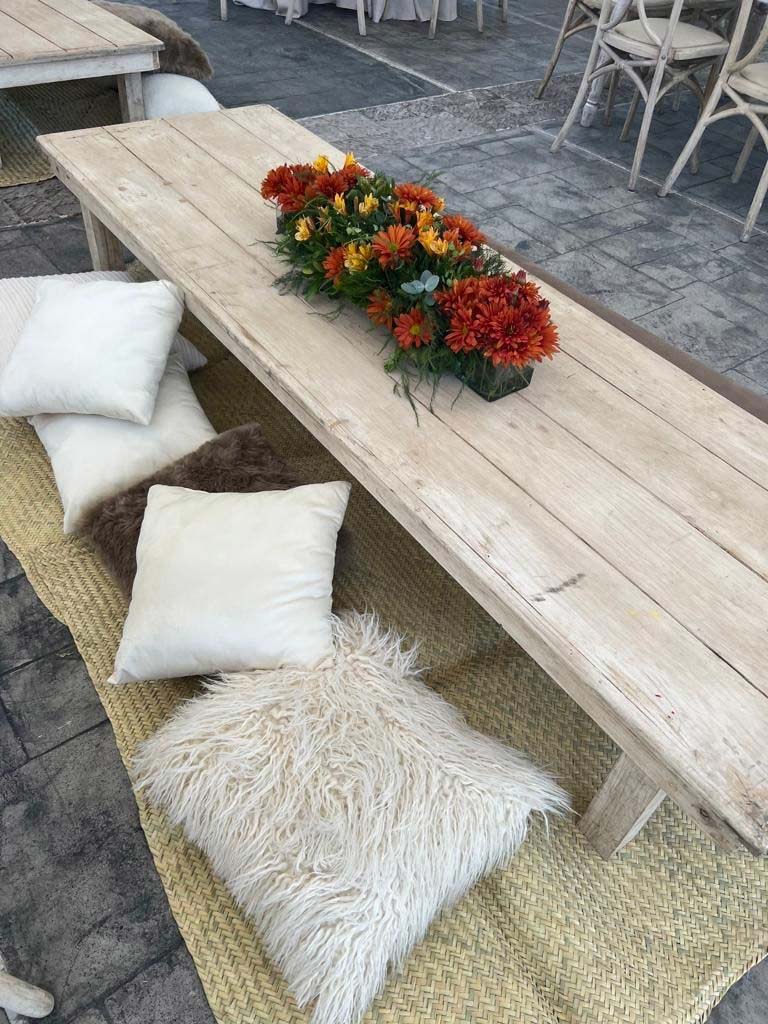 Montaje rustico con mesa de madera