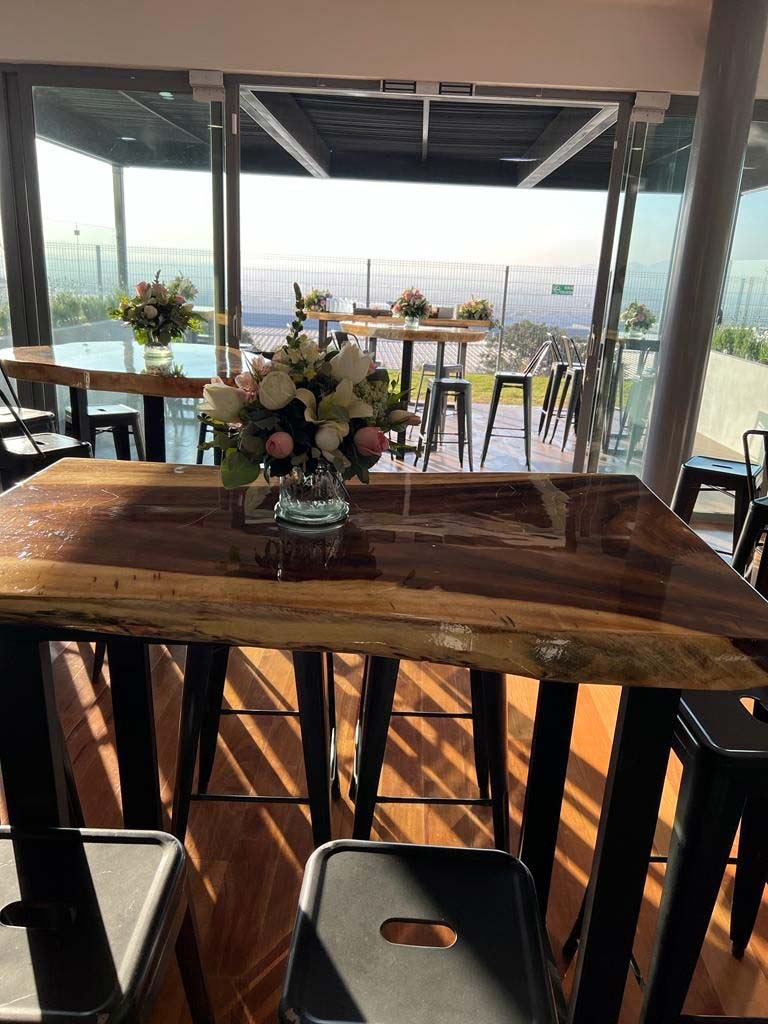 Terraza lounge con mesas altas